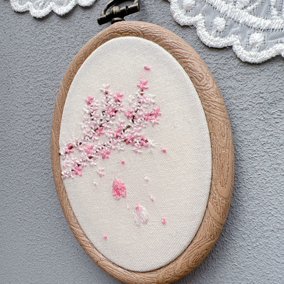 刺繍フレーム　桜吹雪　春　花　柔らかピンク　壁飾り　インテリア雑貨　和風　シンプル 2枚目の画像