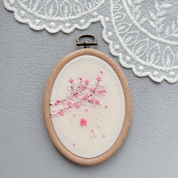 刺繍フレーム　桜吹雪　春　花　柔らかピンク　壁飾り　インテリア雑貨　和風　シンプル 1枚目の画像