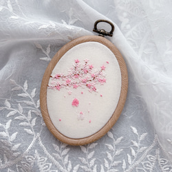 刺繍フレーム　桜吹雪　春　花　柔らかピンク　壁飾り　インテリア雑貨　和風　シンプル 4枚目の画像