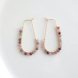 ｛ピアス｝14kgf/twist hoop earrings マルチカラースピネル〔8月誕生石〕 2枚目の画像