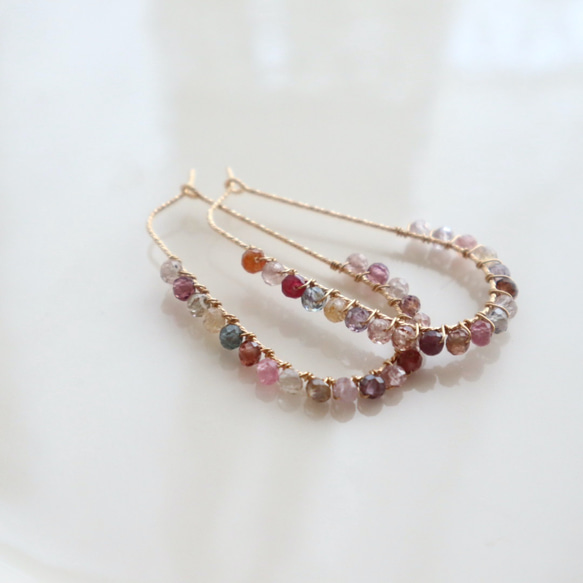 ｛ピアス｝14kgf/twist hoop earrings マルチカラースピネル〔8月誕生石〕 3枚目の画像