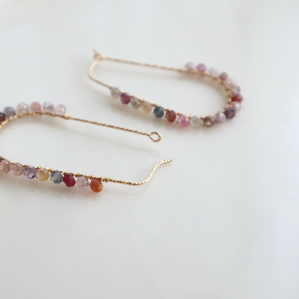 ｛ピアス｝14kgf/twist hoop earrings マルチカラースピネル〔8月誕生石〕 5枚目の画像