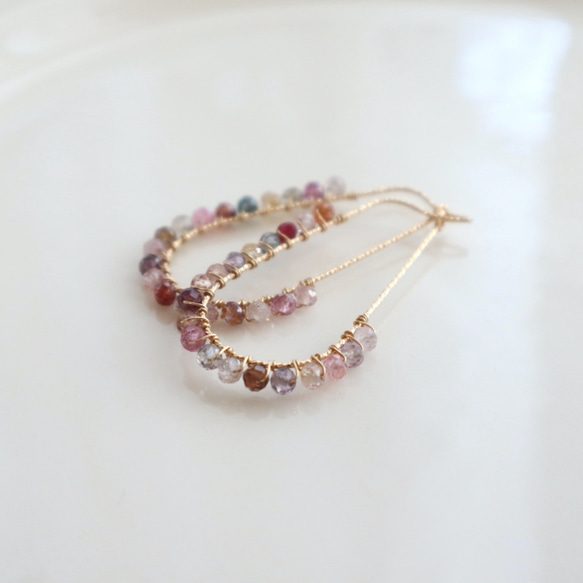 ｛ピアス｝14kgf/twist hoop earrings マルチカラースピネル〔8月誕生石〕 4枚目の画像