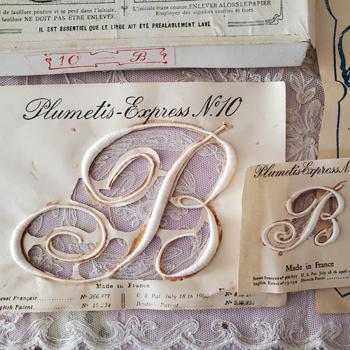 フランスアンティーク Plumetis-Express 箱入り 刺繍イニシャルシート
