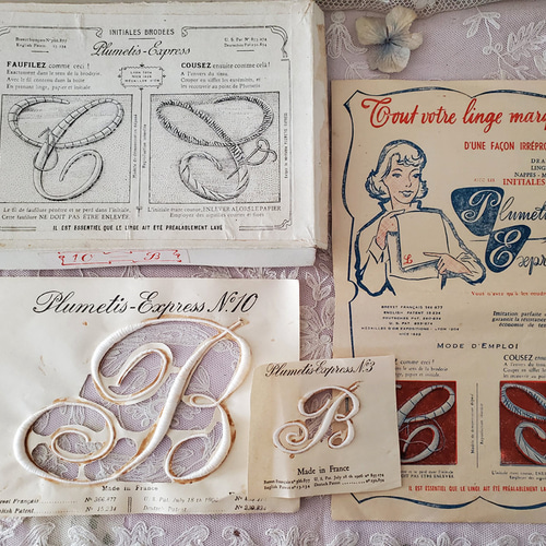 フランスアンティーク Plumetis-Express 箱入り 刺繍イニシャルシート