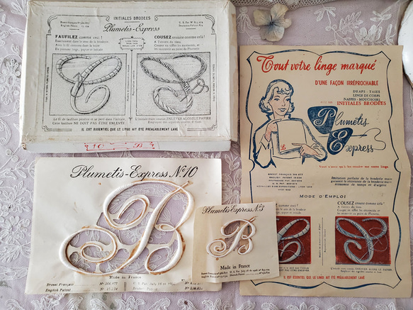 フランスアンティーク Plumetis-Express 箱入り 刺繍イニシャルシート