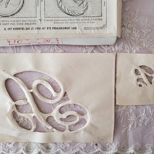 フランスアンティーク Plumetis-Express 箱入り 刺繍イニシャルシート