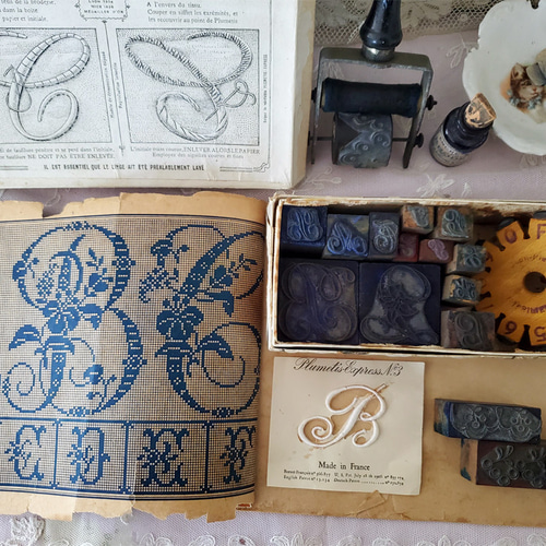フランスアンティーク Plumetis-Express 箱入り 刺繍イニシャルシート
