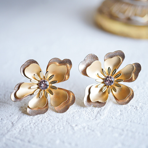 パールブラウン&マットゴールドのフラワーピアス サージカルステンレス