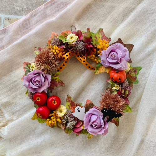 大人可愛いハロウィンリース、秋リース、リンゴ、栗、紫、かぼちゃ、壁