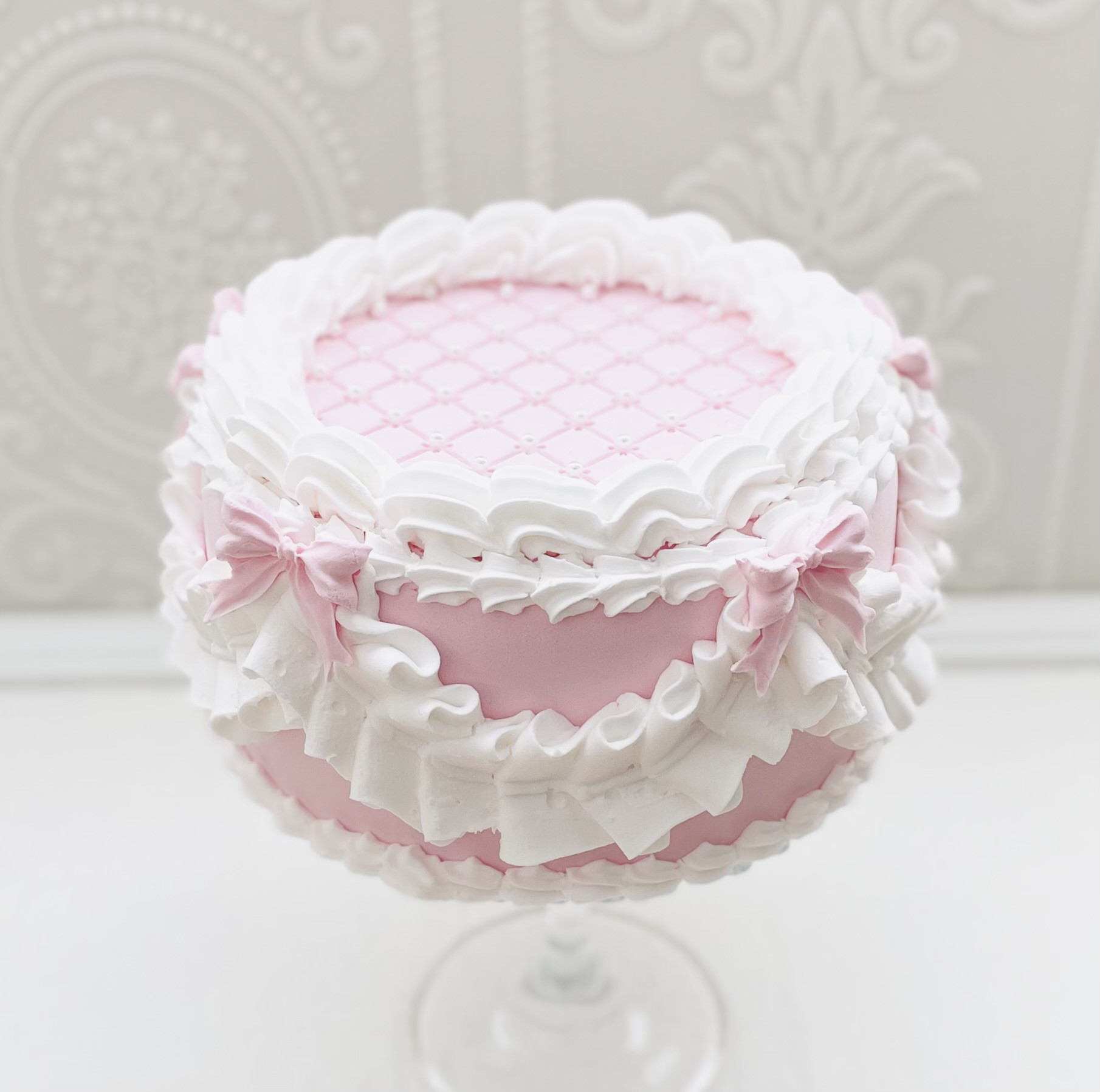 ホイップフリルのクレイケーキ　キルト＆パール✳︎ピンク＊色変更可フェイクケーキ＊推しケーキ＊バースデー＊ウェディング＊セ