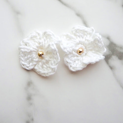 かぎ編み❁︎白い花びらとひとつぶゴールドのイヤリング 1枚目の画像