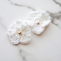 かぎ編み❁︎白い花びらとひとつぶゴールドのイヤリング 2枚目の画像