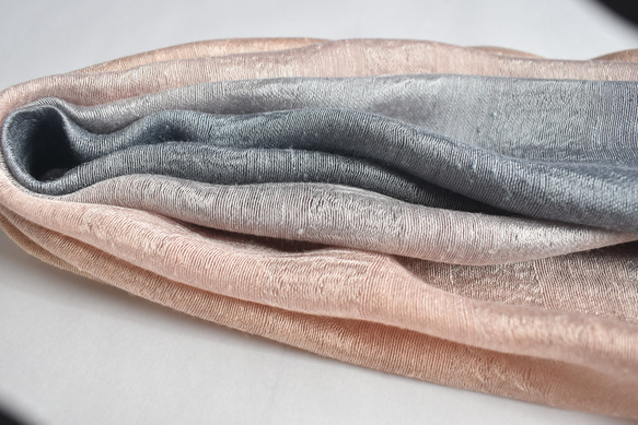 二重紗織お肌触りの良いシルクレーヨン「桃花染色～銀色」　 6枚目の画像