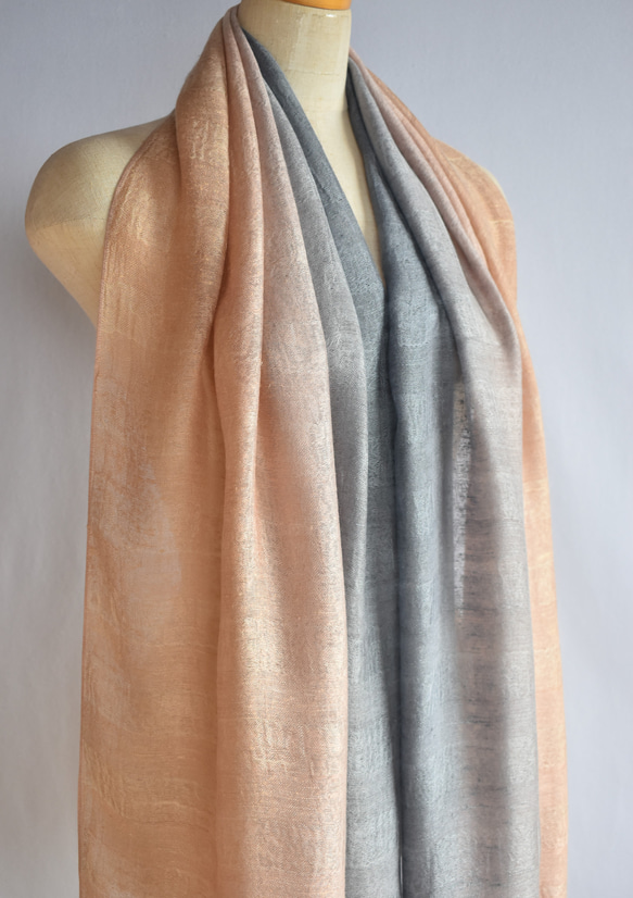 二重紗織お肌触りの良いシルクレーヨン「桃花染色～銀色」　 3枚目の画像