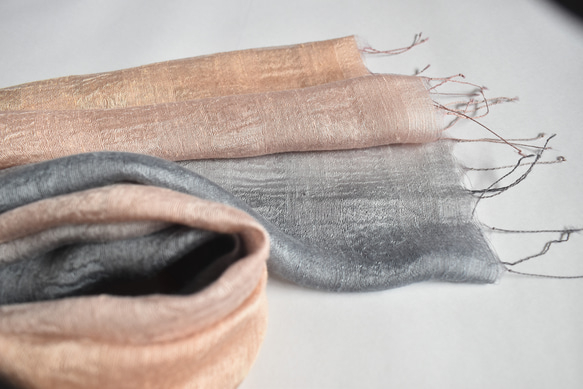 二重紗織お肌触りの良いシルクレーヨン「桃花染色～銀色」　 8枚目の画像