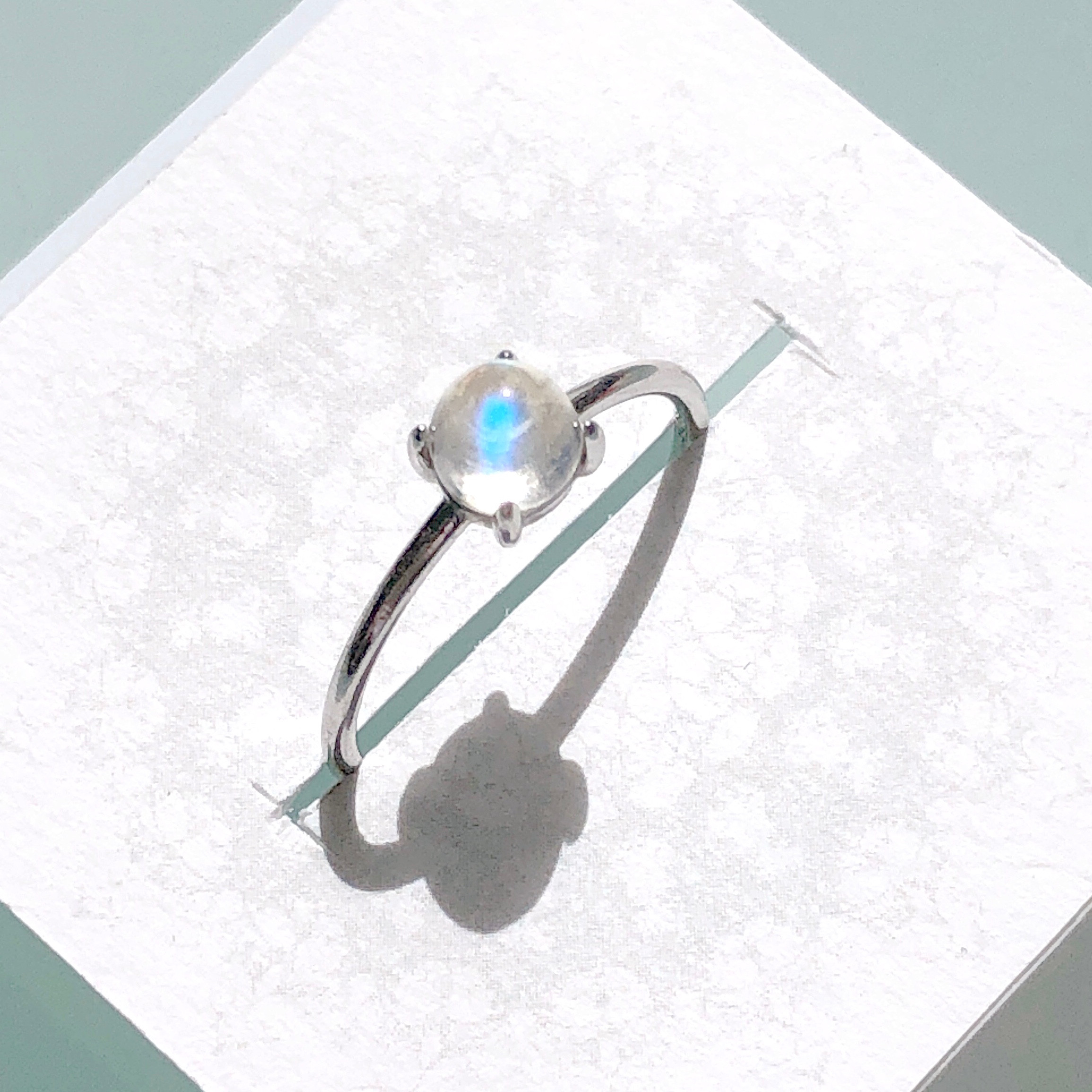 SV950/宝石質レインボームーンストーンの華奢リング