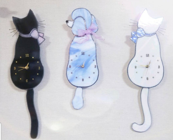 現品限り　ステンドグラス　トイプードルのしっぽ振り時計 現品限りラスト1点 ステンドグラス リボンがかわいい トイプードルの