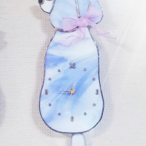 現品限り　ステンドグラス　リボンがかわいい　トイプードルのしっぽ振り掛時計 現品限りラスト1点 ステンドグラス リボンがかわいい トイプードルの