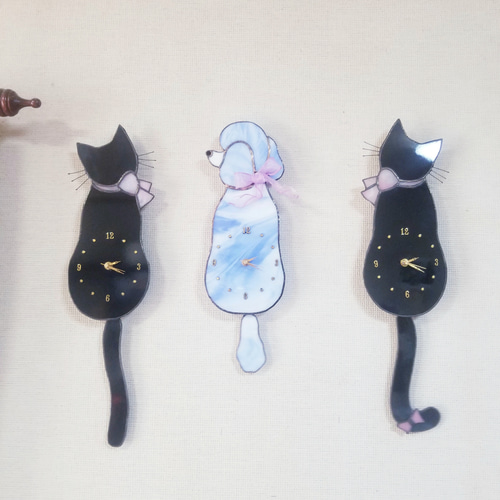 現品限り　ステンドグラス　リボンがかわいい　トイプードルのしっぽ振り掛時計 現品限りステンドグラスリボンがかわいいトイプードルのしっぽ振り掛時計