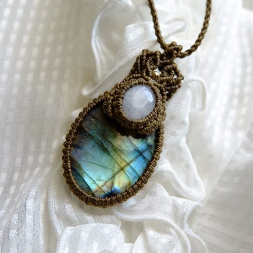 大きめラブラドライト・ムーンストーン 天然石 マクラメペンダント  