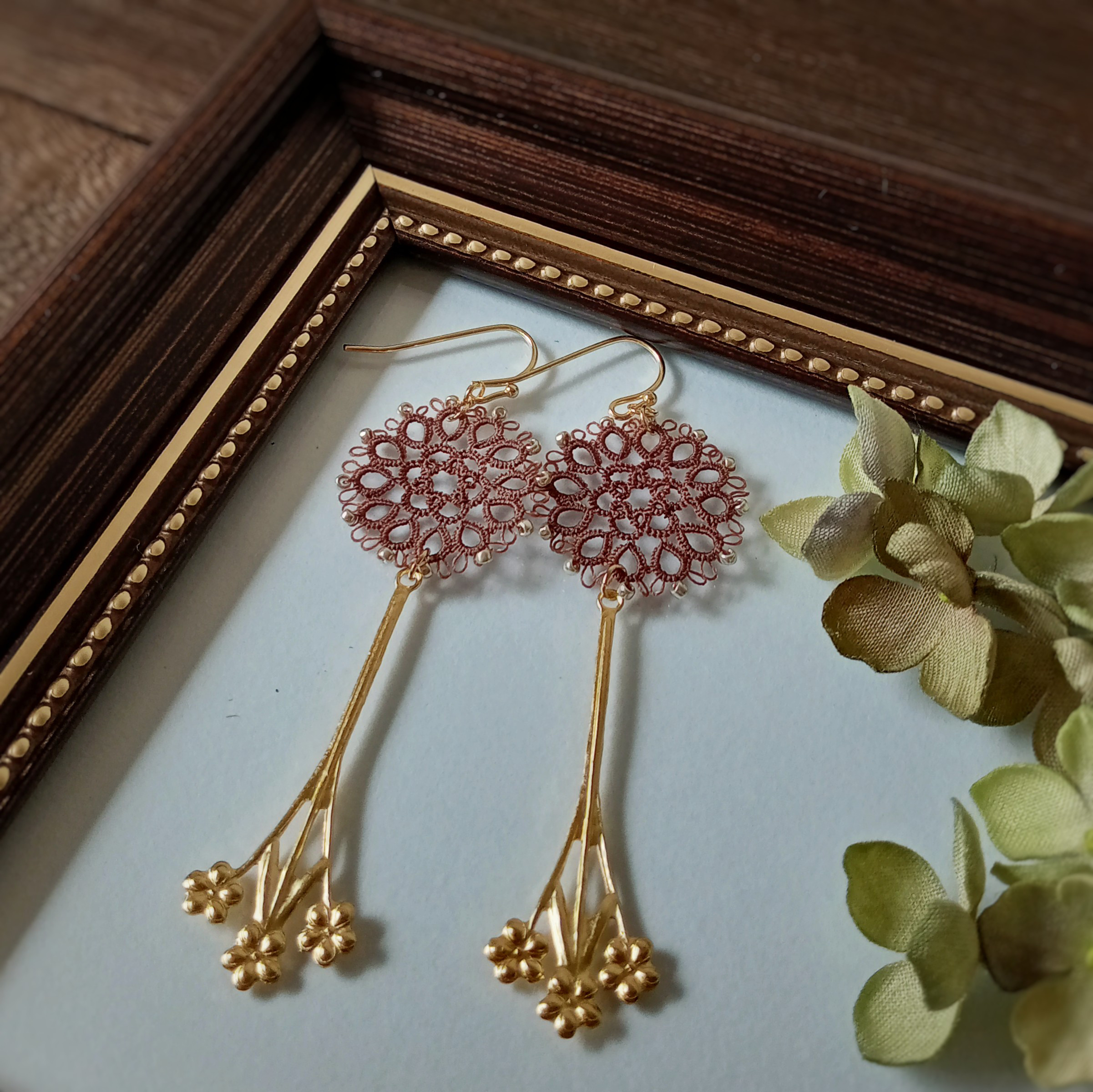 円形ピアス・真鍮チャーム・イヤリング変更可／ゴールド ブラウン ボタニカル 花 アンティーク風 レトロ