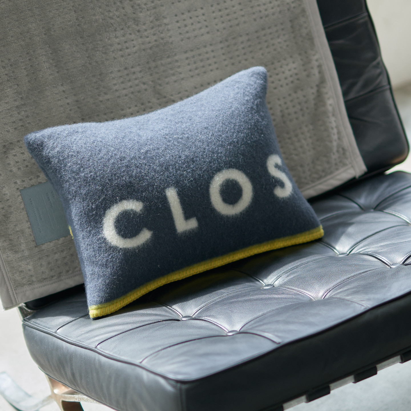 ジャガード織 【Close Your Eyes】ウール ミニクッション 毛布 天然素材