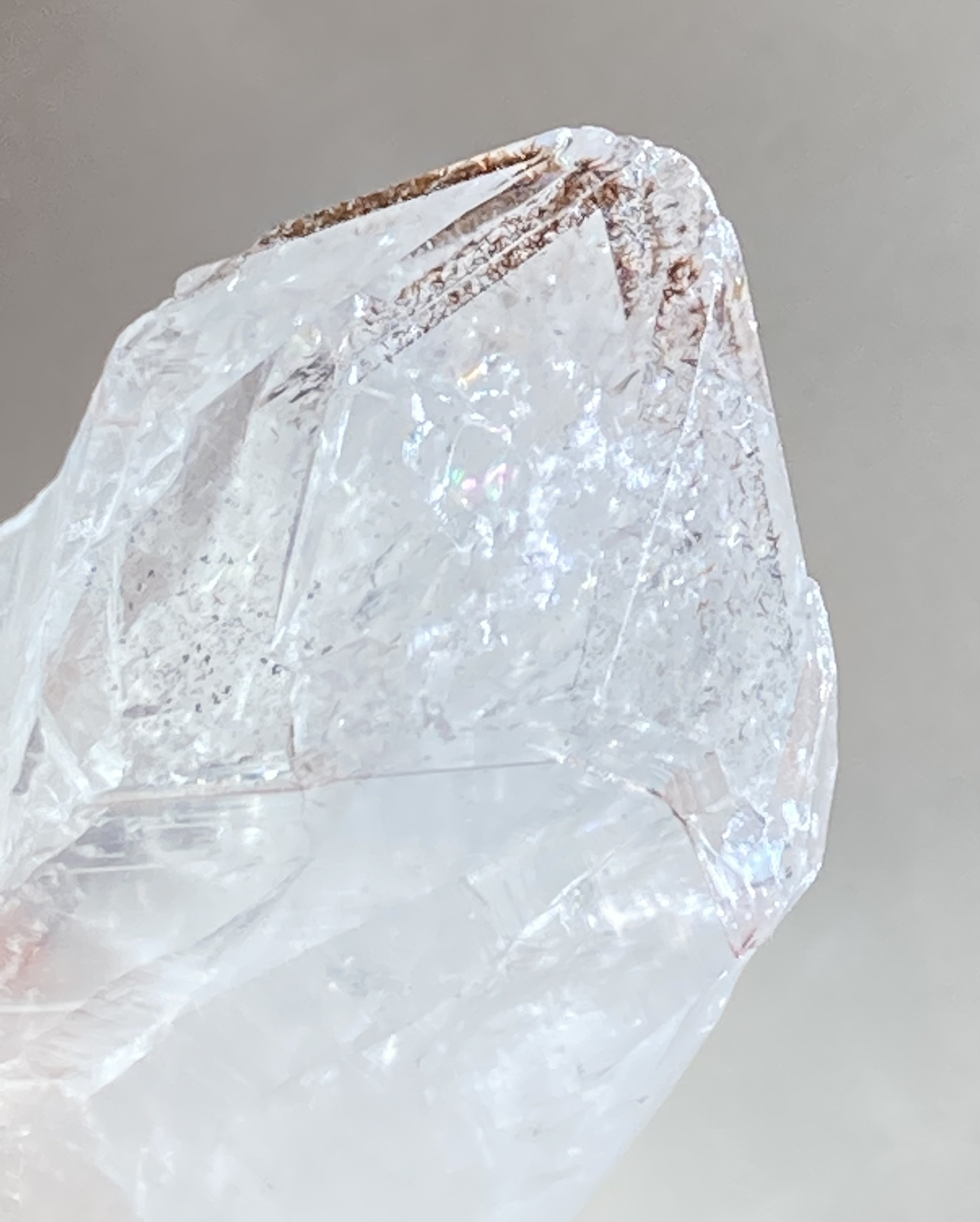 カコクセナイト内包✨　ホワイトアメジスト　レインボー　原石　ラフストーン