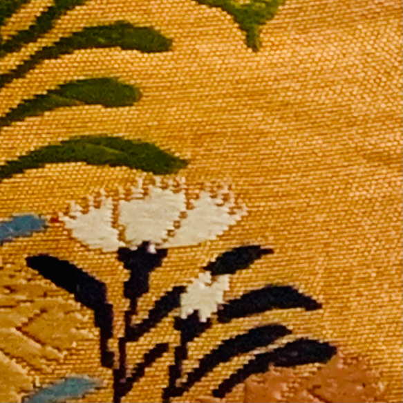 【西陣織1点物 壁掛け・置き型アートフレーム】和柄布地3種、花柄(ナデシコ)・市松模様。正絹100%・草木染め能衣装 3枚目の画像
