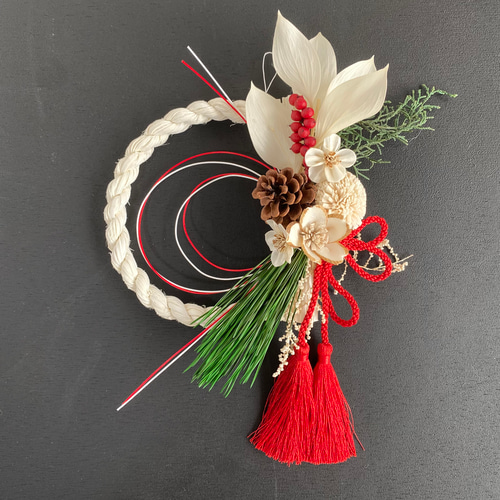 白のしめ縄 〜プリザーブドフラワーとソーラーフラワーのしめ飾り