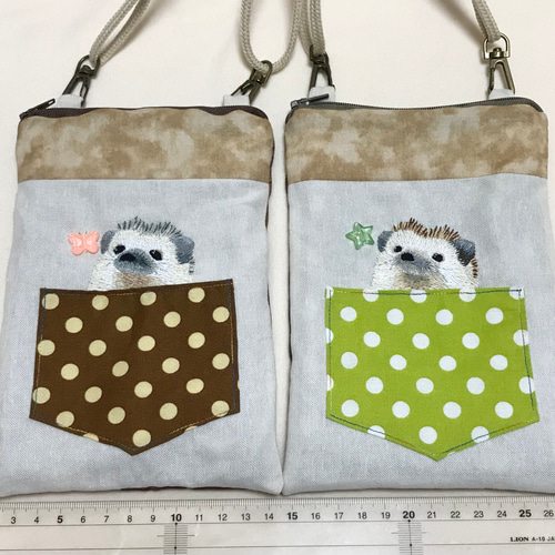 ハリネズミ刺繍の肩下げポーチ スマホポシェット・スマホポーチ Atelie 