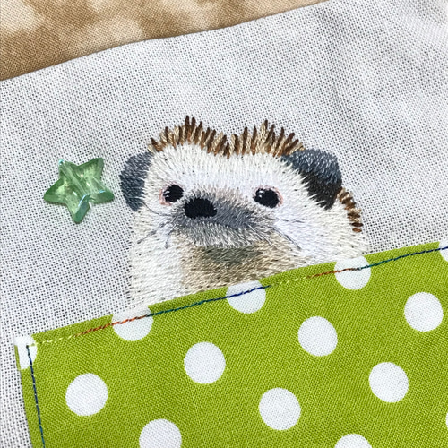 ハリネズミ刺繍の肩下げポーチ スマホポシェット・スマホポーチ Atelie 