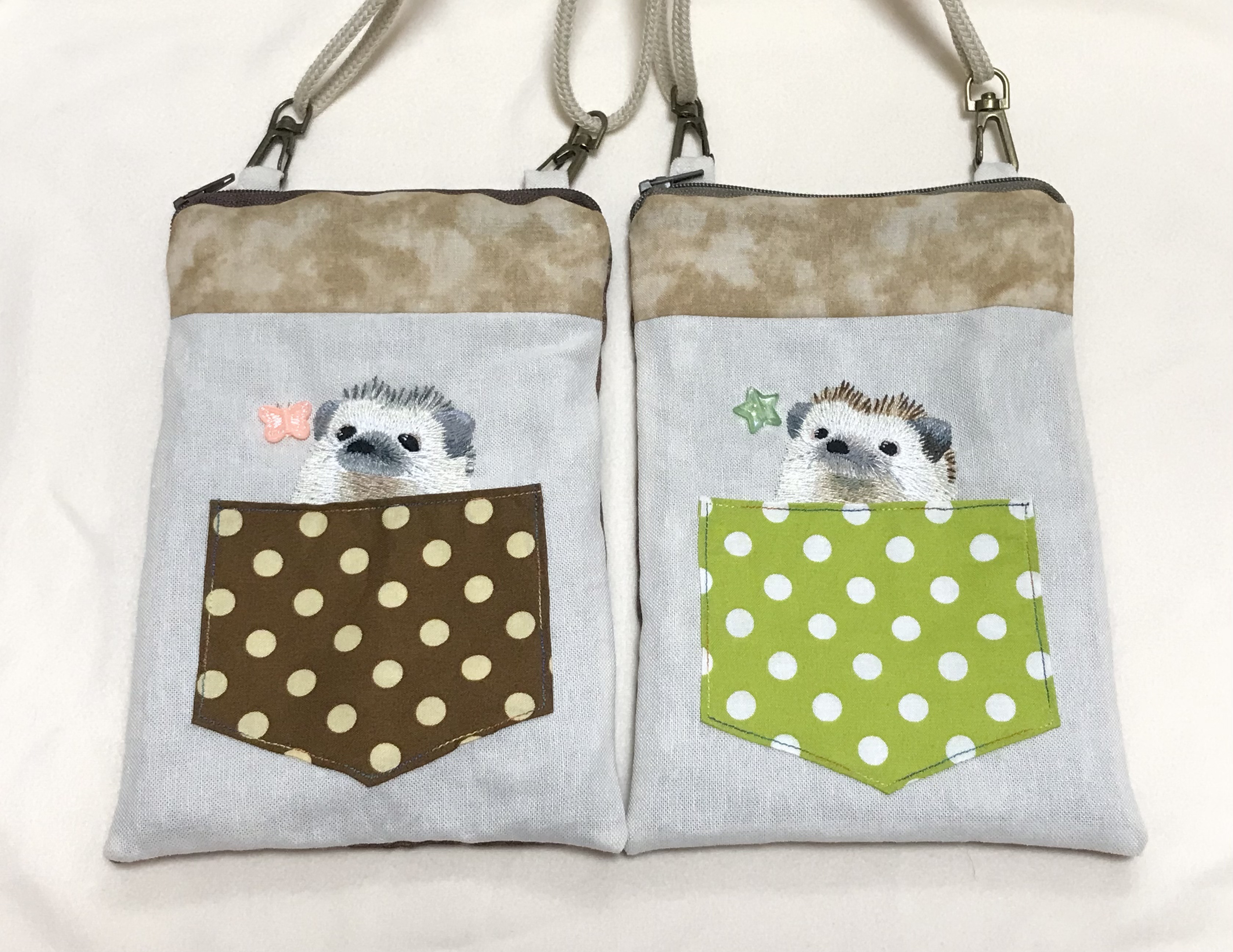 ハリネズミ刺繍の肩下げポーチ