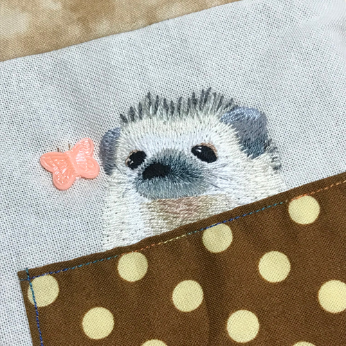 ハリネズミ刺繍の肩下げポーチ スマホポシェット・スマホポーチ Atelie 