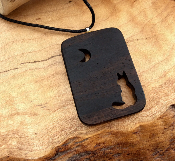 ネコ・月 箱形くり抜き木製黒檀ネックレス 2枚目の画像