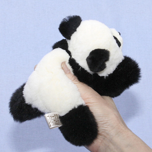 リアルムート素材で出来たパンダのぬいぐるみです。 HANSA（ぬいぐるみ） BH5750 ジャイアントパンダ 仔 HANSA