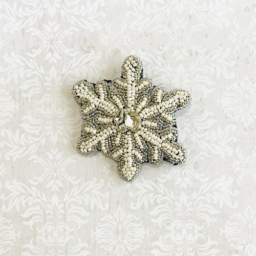 ビーズ刺繍のオートクチュール刺繍ブローチ・雪の結晶 ブローチ ビーズ刺繍のオートクチュール刺繍ブローチ・雪の結晶 ブローチ