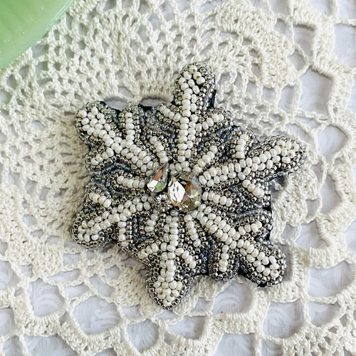 ビーズ刺繍のオートクチュール刺繍ブローチ・雪の結晶 ブローチ ビーズ刺繍のオートクチュール刺繍ブローチ・雪の結晶 ブローチ