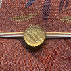 デッドストック素材の艶めくレモネード・イエローの帯留め「ゼリー・リザードY」 9枚目の画像