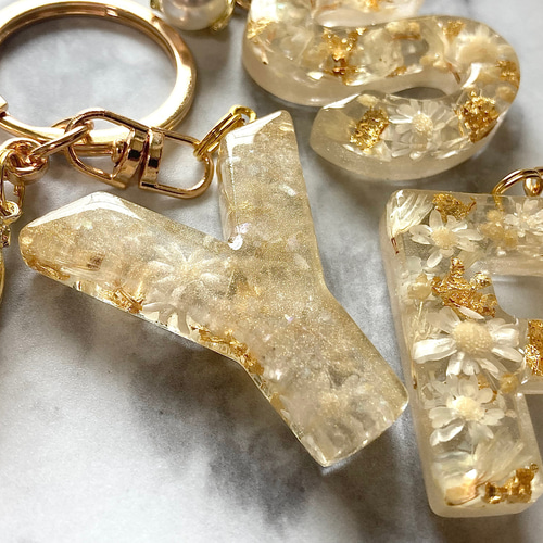 White flowerレジンイニシャルキーホルダー その他アクセサリー yu