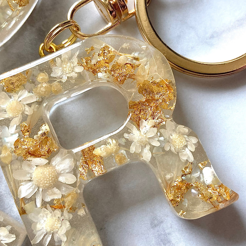 White flowerレジンイニシャルキーホルダー その他アクセサリー yu