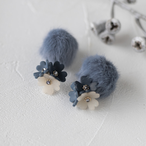 【数量限定】花とpompomのピアス/イヤリング/ ブルー 4枚目の画像