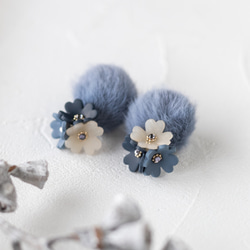 【数量限定】花とpompomのピアス/イヤリング/ ブルー 1枚目の画像