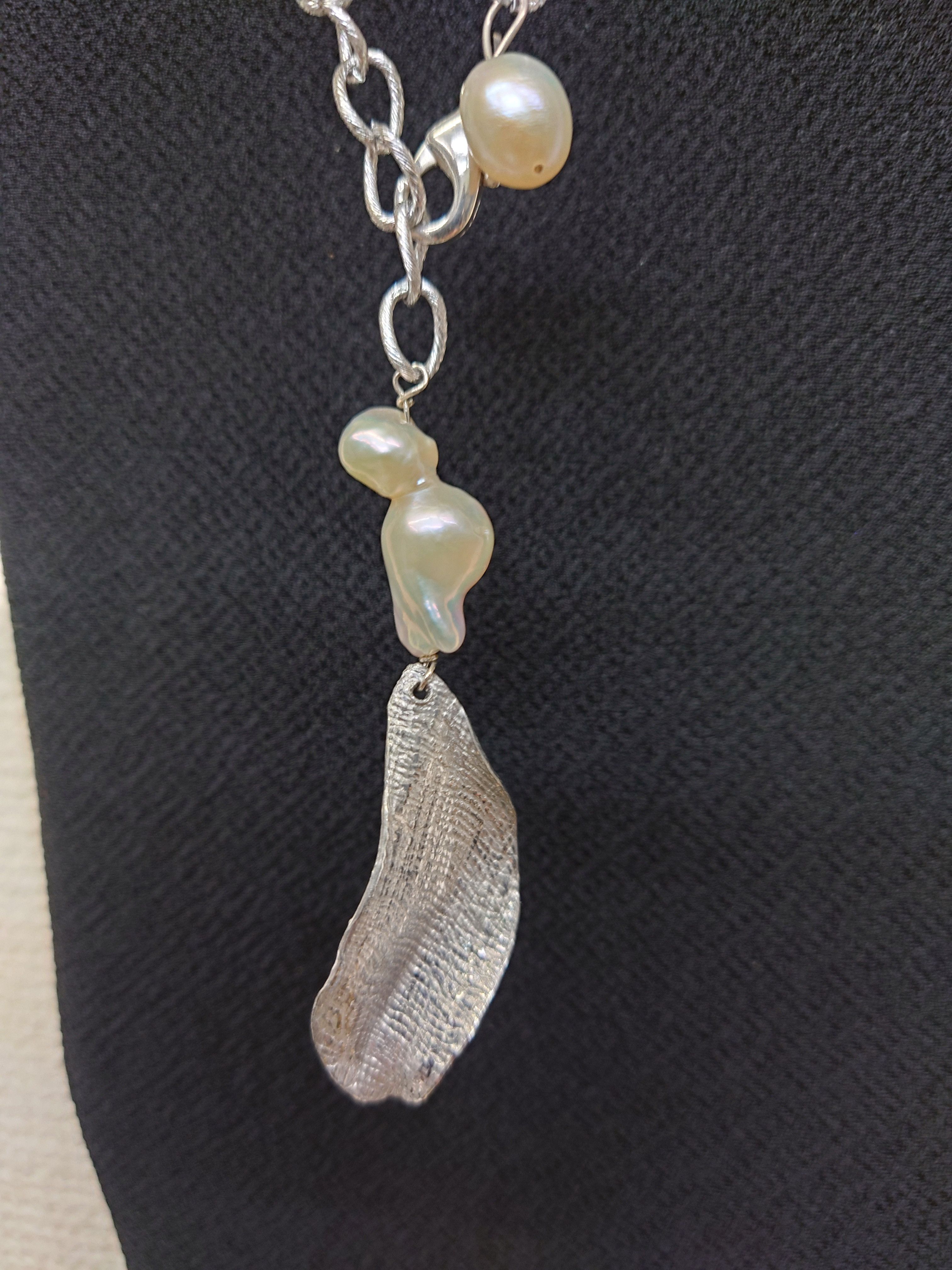 葉っぱとバロックパールと淡水パールのネックレス