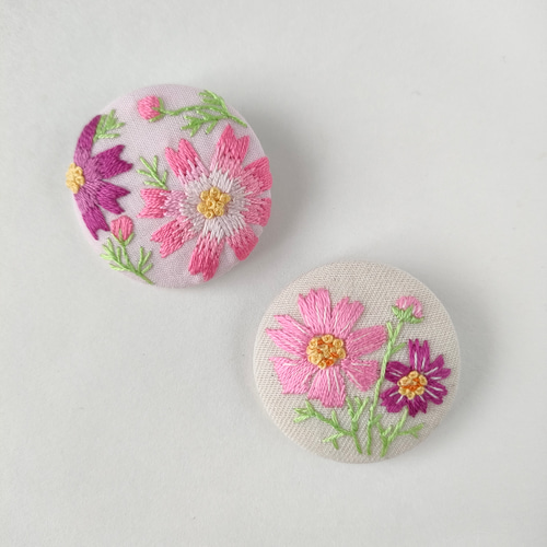受注】秋の花コスモス刺繍ブローチor刺繍ヘアゴム ブローチ かな