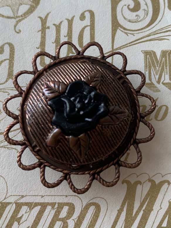 ドイツビンテージボタンのレトロシックな黒薔薇の帯留め「マチュア・ノアール」 2枚目の画像