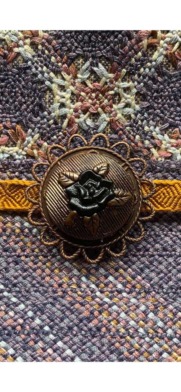 ドイツビンテージボタンのレトロシックな黒薔薇の帯留め「マチュア・ノアール」 6枚目の画像