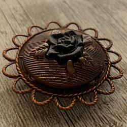 ドイツビンテージボタンのレトロシックな黒薔薇の帯留め「マチュア・ノアール」 1枚目の画像