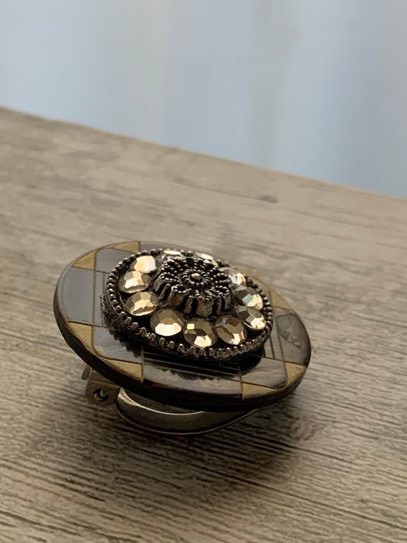 フランスビンテージボタンの煌めく帯留め兼スカーフクリップ「フローラル・モダニティ」 2枚目の画像