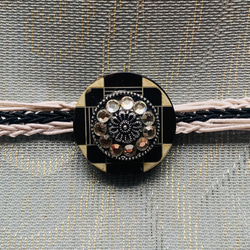 フランスビンテージボタンの煌めく帯留め兼スカーフクリップ「フローラル・モダニティ」 8枚目の画像